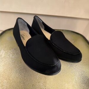 Trotters Black Flats Sleek and Versatile